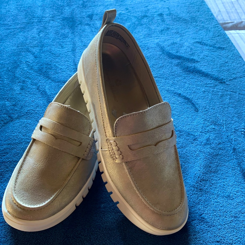 NWOT Tommy Bahama Gold Loafers -Womens 8.5